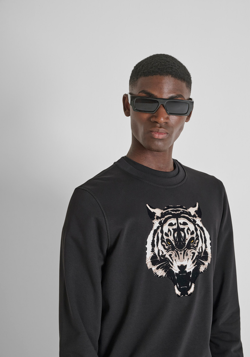 SWEAT COL ROND REGULAR FIT EN COTON DURABLE AVEC IMPRIMÉ TIGRE - Antony Morato Online Shop