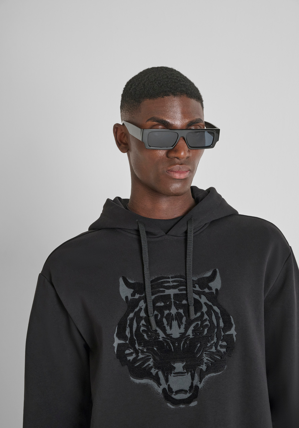 RELAXED FIT HOODIE IN SUSTAINABLE COTTON BLEND WITH TIGER PRINT - Antony Morato Online Shop