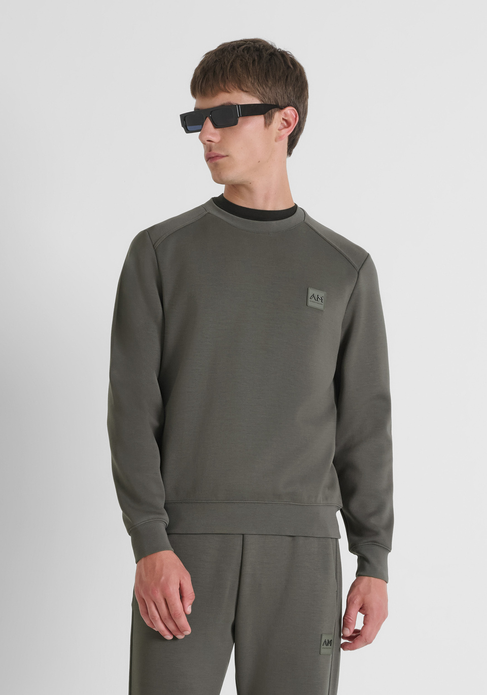 REGULAR FIT RUNDHALS-SWEATSHIRT AUS ELASTISCHEM SCUBA-STOFF MIT GUMMIERTEM LOGO-BADGE - Antony Morato Online Shop