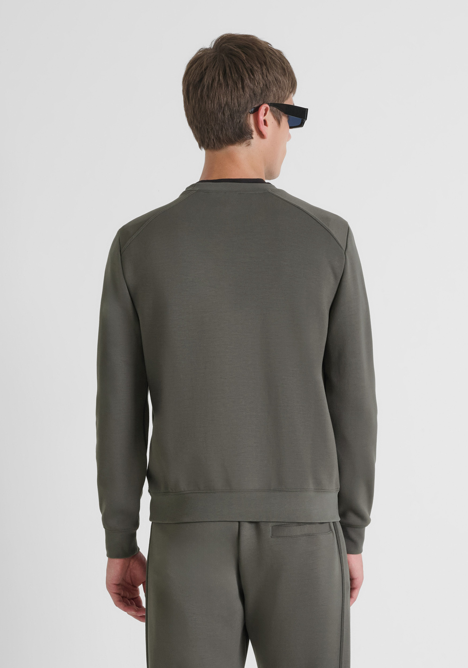 REGULAR FIT RUNDHALS-SWEATSHIRT AUS ELASTISCHEM SCUBA-STOFF MIT GUMMIERTEM LOGO-BADGE - Antony Morato Online Shop