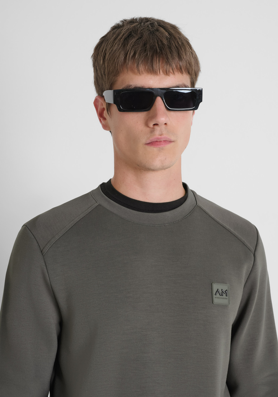 REGULAR FIT RUNDHALS-SWEATSHIRT AUS ELASTISCHEM SCUBA-STOFF MIT GUMMIERTEM LOGO-BADGE - Antony Morato Online Shop