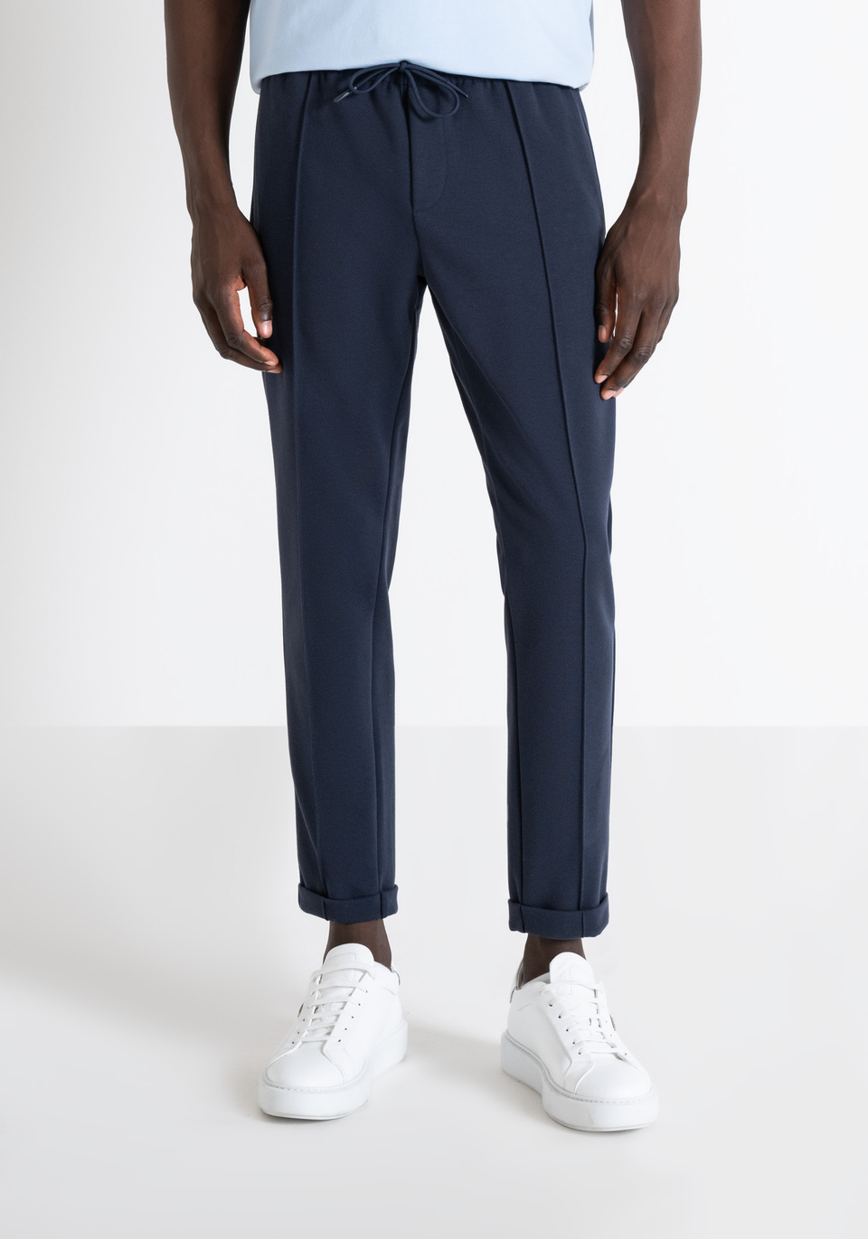 CARROT FIT TROUSERS IN STRETCH COTTON BLEND TWILL WITH LOGO PLAQUE - Antony Morato Online Shop