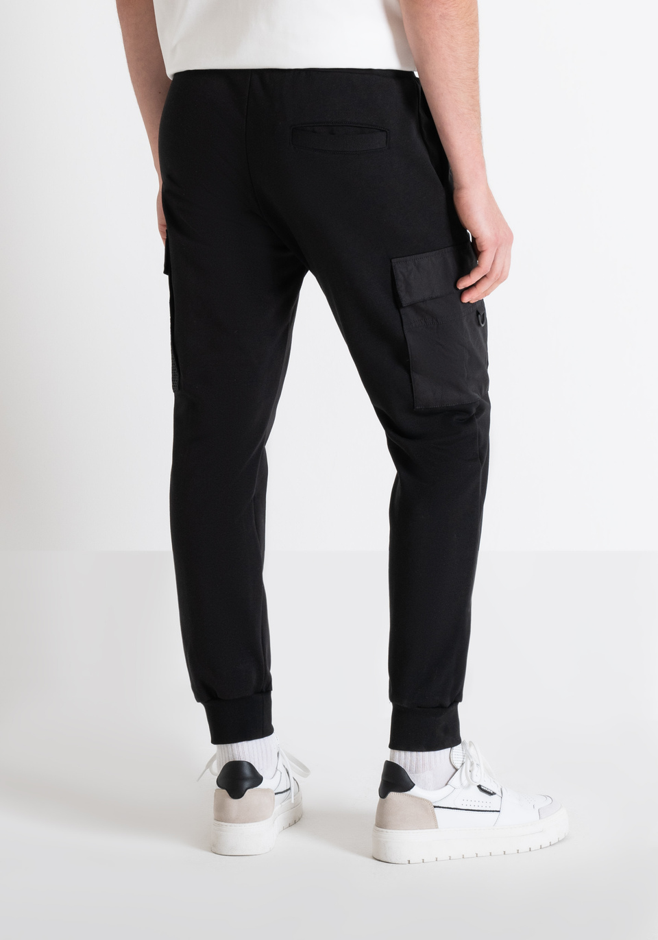 REGULAR FIT SWEATPANTS IN SUSTAINABLE COTTON-POLYESTER BLEND WITH LOGO PATCH - Antony Morato Online Shop