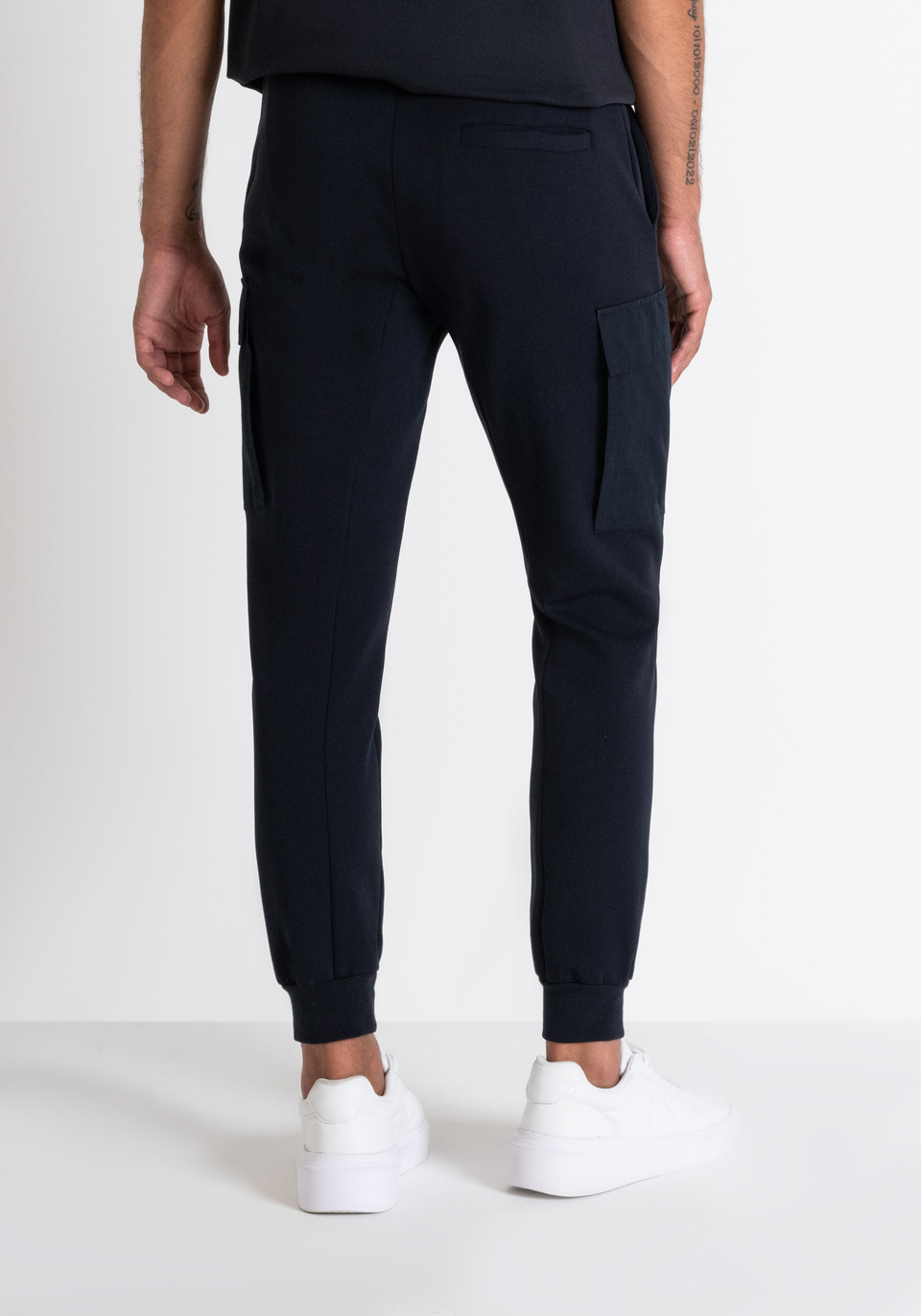 SWEATHOSE REGULAR FIT MIT SEITENTASCHEN AUS BLAUEM BAUMWOLL-MISCHGEWEBE - Antony Morato Online Shop