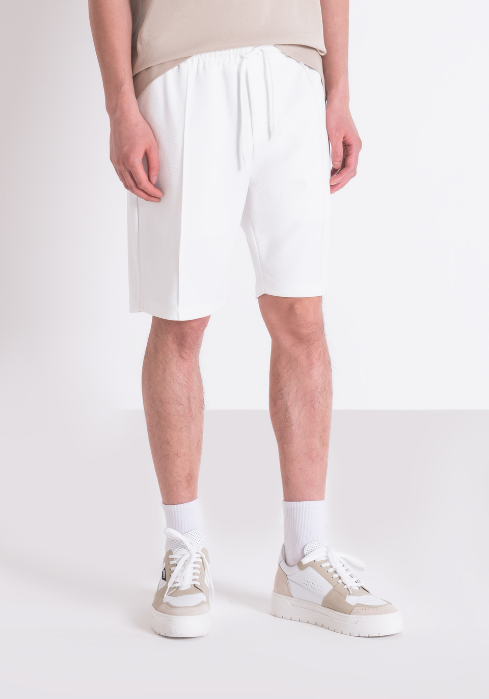 BERMUDAS DE GABARDINA DE MEZCLA DE ALGODÓN EN CORTE CARROT CON PLACA DEL LOGOTIPO - Antony Morato Online Shop