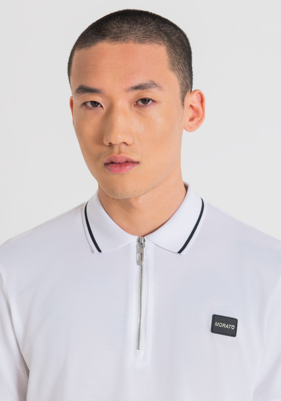 POLOSHIRT REGULAR FIT AUS MERCERISIERTEM PIQUE MIT GUMMIERTER PLAKETTE UND LOGO AUS METALL Antony Morato