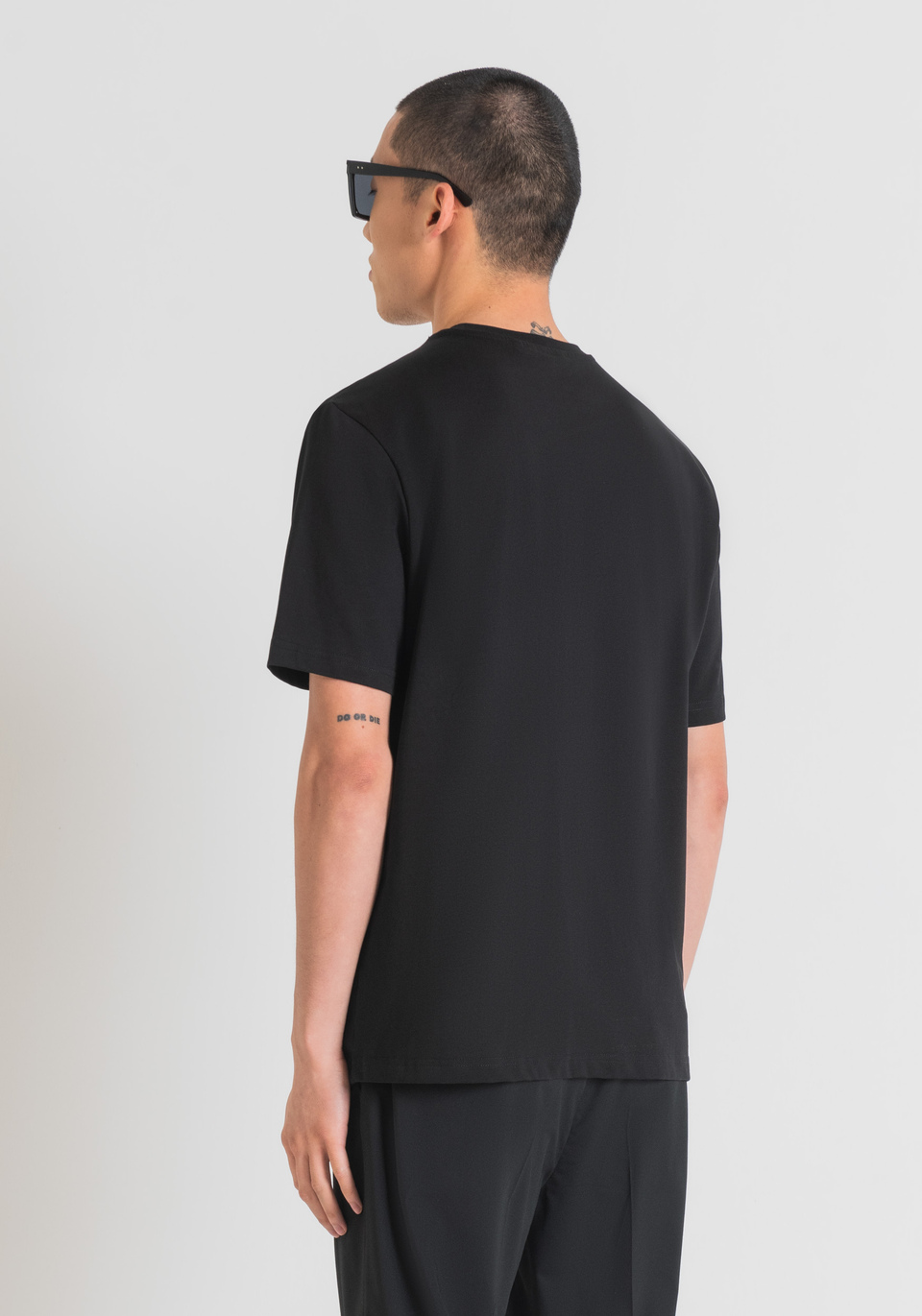 RELAXED FIT T-SHIRT IN COTTON JERSEY WITH POCKET AND LOGO PLAQUE - Antony Morato Online Shop
