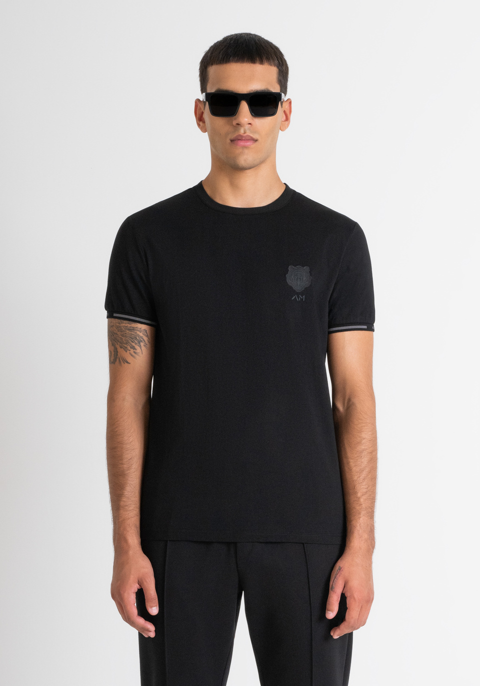 T SHIRT SLIM FIT AUS SCHWARZEM BAUMWOLLJERSEY MIT GUMMIERTEM TIGER LOGO Antony Morato