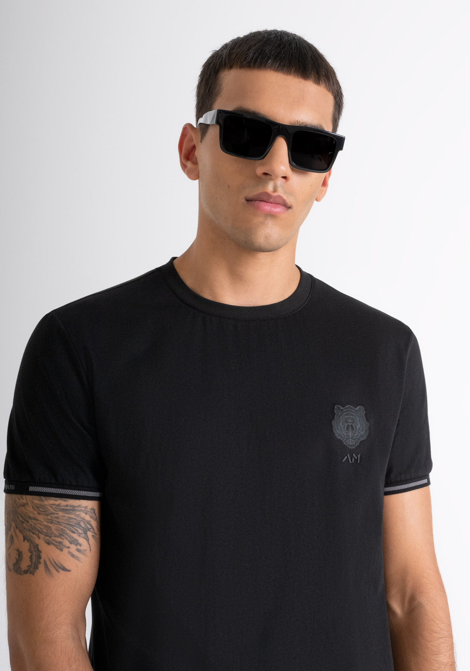 T-SHIRT SLIM FIT AUS SCHWARZEM BAUMWOLLJERSEY MIT GUMMIERTEM TIGER-LOGO - Antony Morato Online Shop