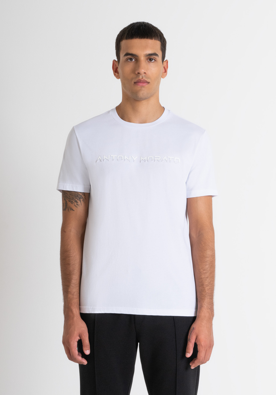 T-SHIRT SLIM FIT AUS WEISSEM BAUMWOLLJERSEY MIT GESTICKTEM LOGO - Antony Morato Online Shop