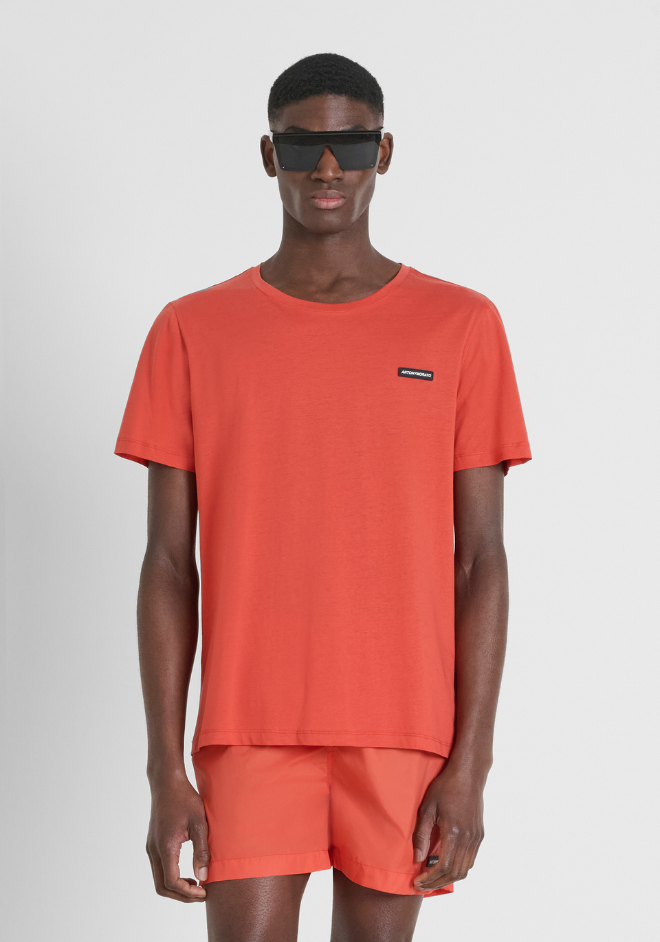 CAMISETA REGULAR FIT EN TEJIDO DE ALGODÓN CON PARCHE DE GOMA CON EL LOGOTIPO - Antony Morato Online Shop CAMISETA REGULAR FIT EN TEJIDO DE ALGODÓN CON PARCHE DE GOMA CON EL LOGOTIPO - Antony Morato Online Shop