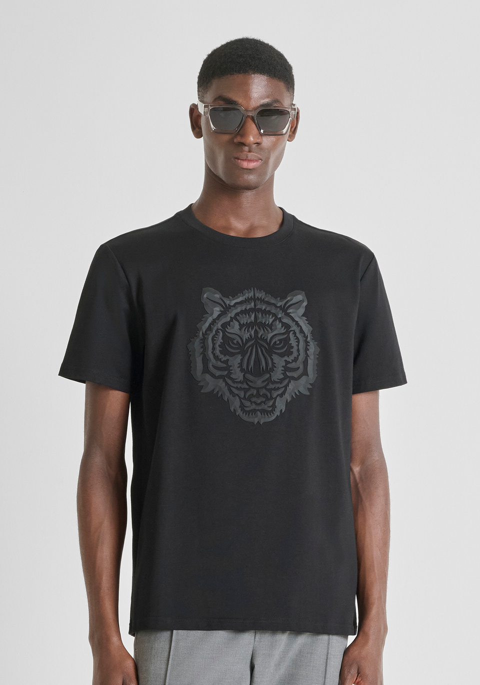T-SHIRT REGULAR FIT IN JERSEY DI COTONE CON STAMPA TIGRE GOMMATA