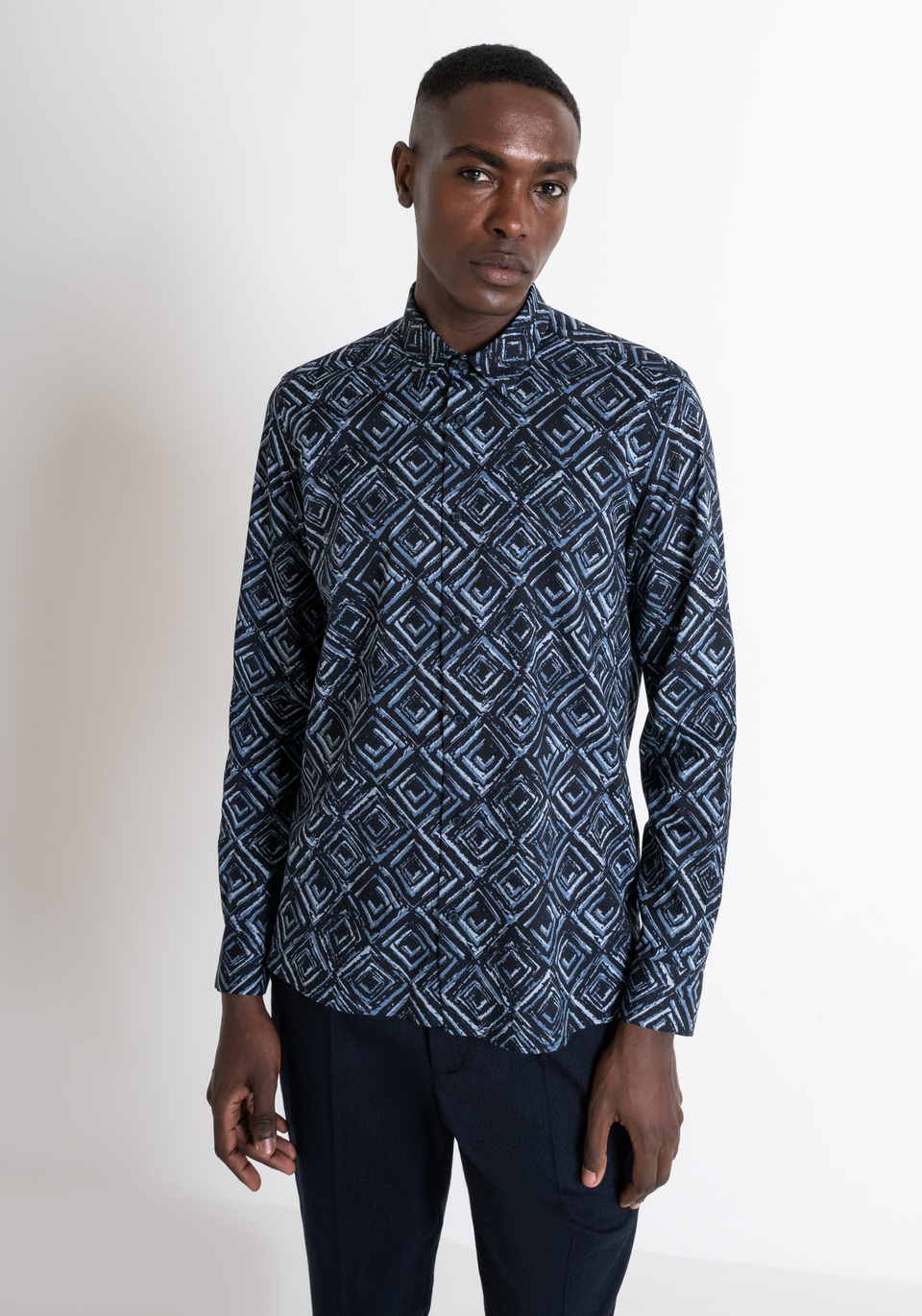 CAMICIA REGULAR FIT “BARCELLONA” IN MISTO COTONE BLU CON STAMPA ALL OVER - Antony Morato Online Shop