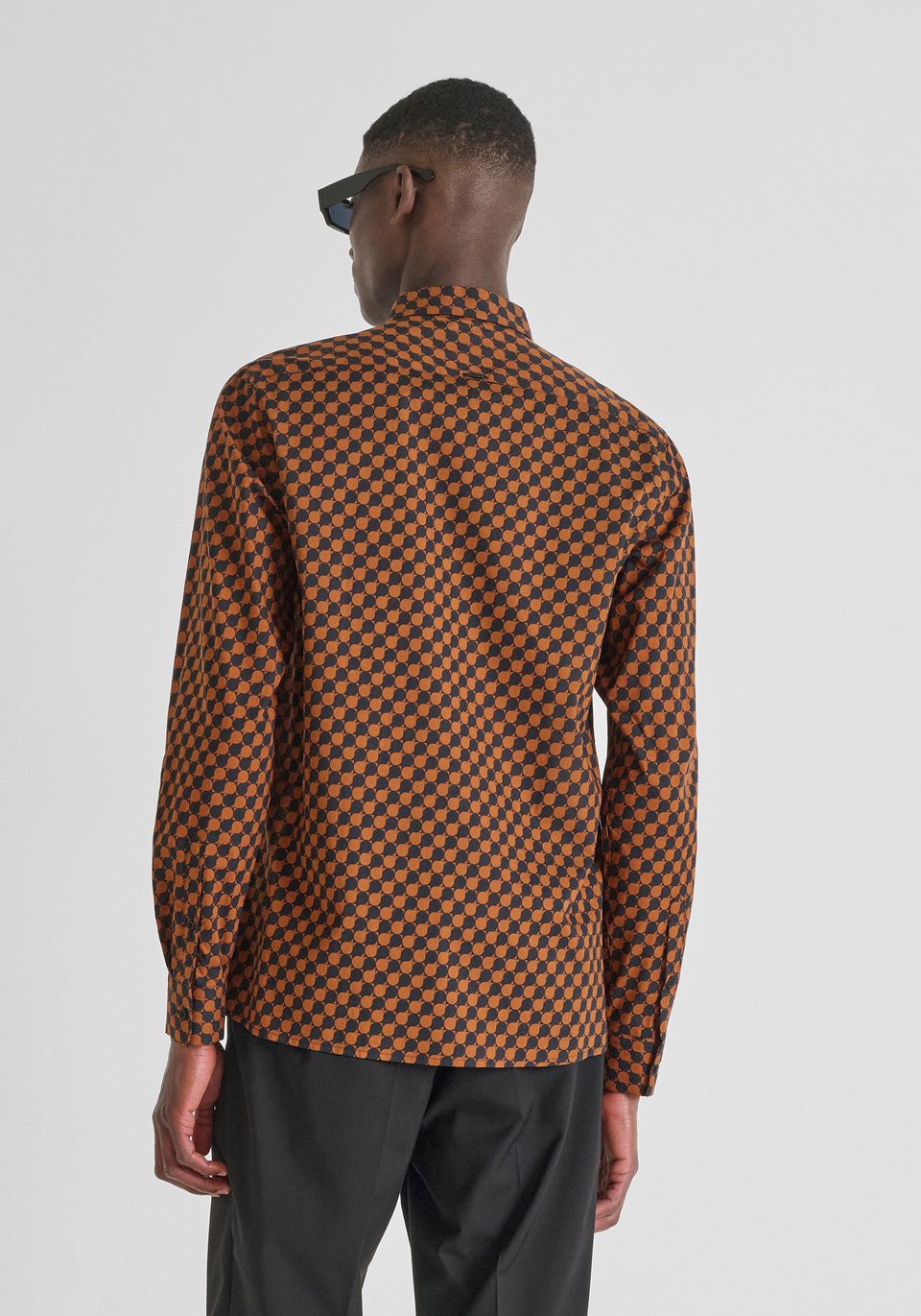 CAMISA REGULAR STRAIGHT FIT «BARCELONA» MEZCLA DE ALGODÓN ESTAMPADO GEOMÉTRICO - Antony Morato Online Shop