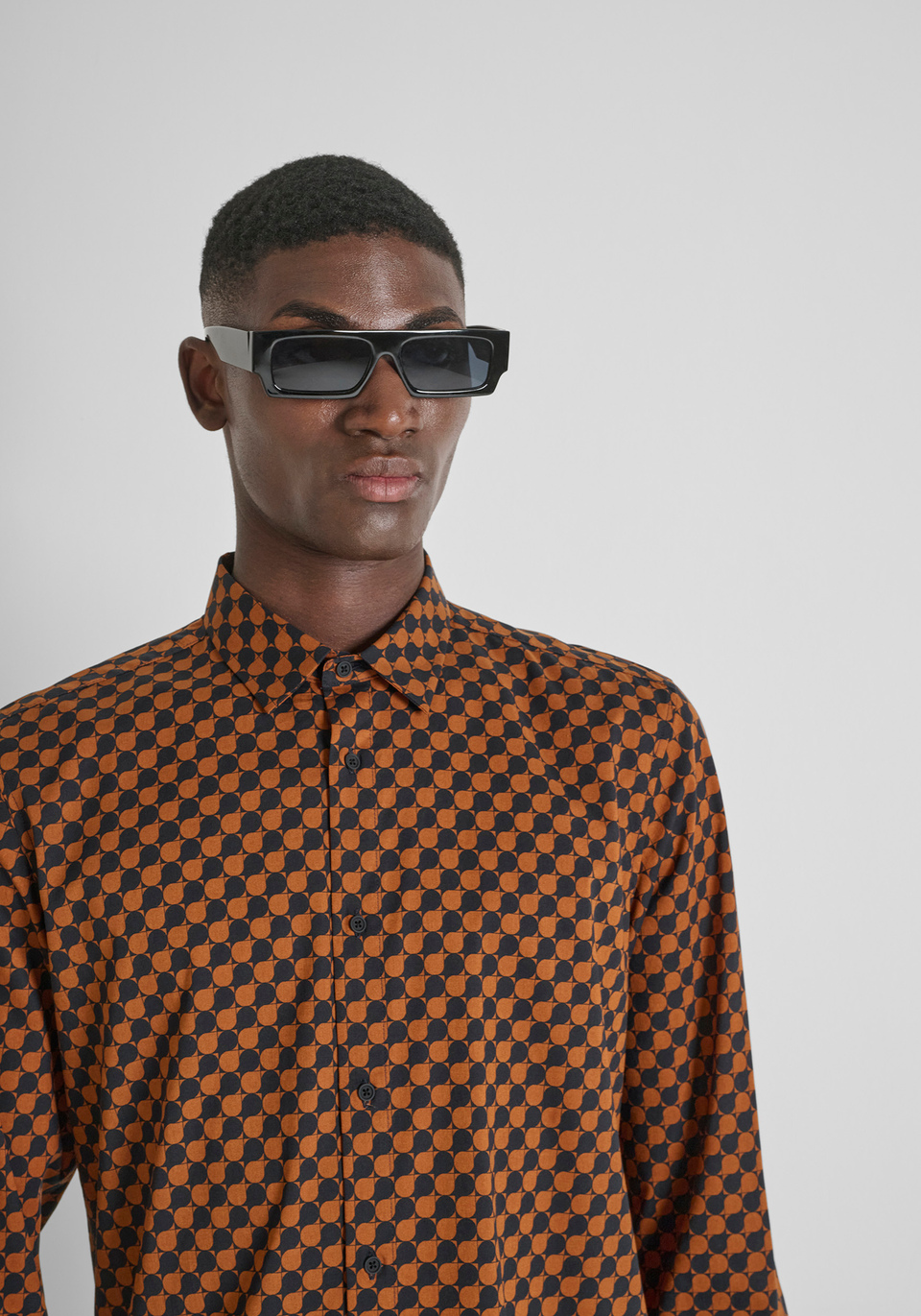 CAMISA REGULAR STRAIGHT FIT «BARCELONA» MEZCLA DE ALGODÓN ESTAMPADO GEOMÉTRICO - Antony Morato Online Shop