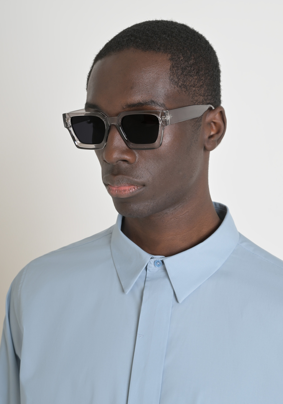 "MERIDA" REGULAR FIT COTTON POPLIN BLEND SHIRT WITH HIDDEN BUTTONS AND LOGO PLAQUE - Antony Morato Online Shop