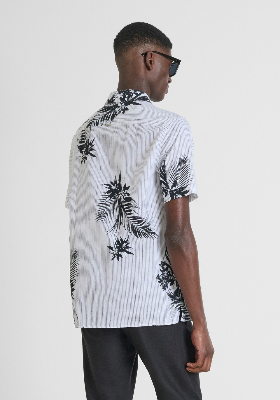SHIRT REGULAR STRAIGHT FIT "HONOLULU" IN PRINTED COTTON LINEN BLEND WITH LOGOED METAL BADGE - Antony Morato Online Shop