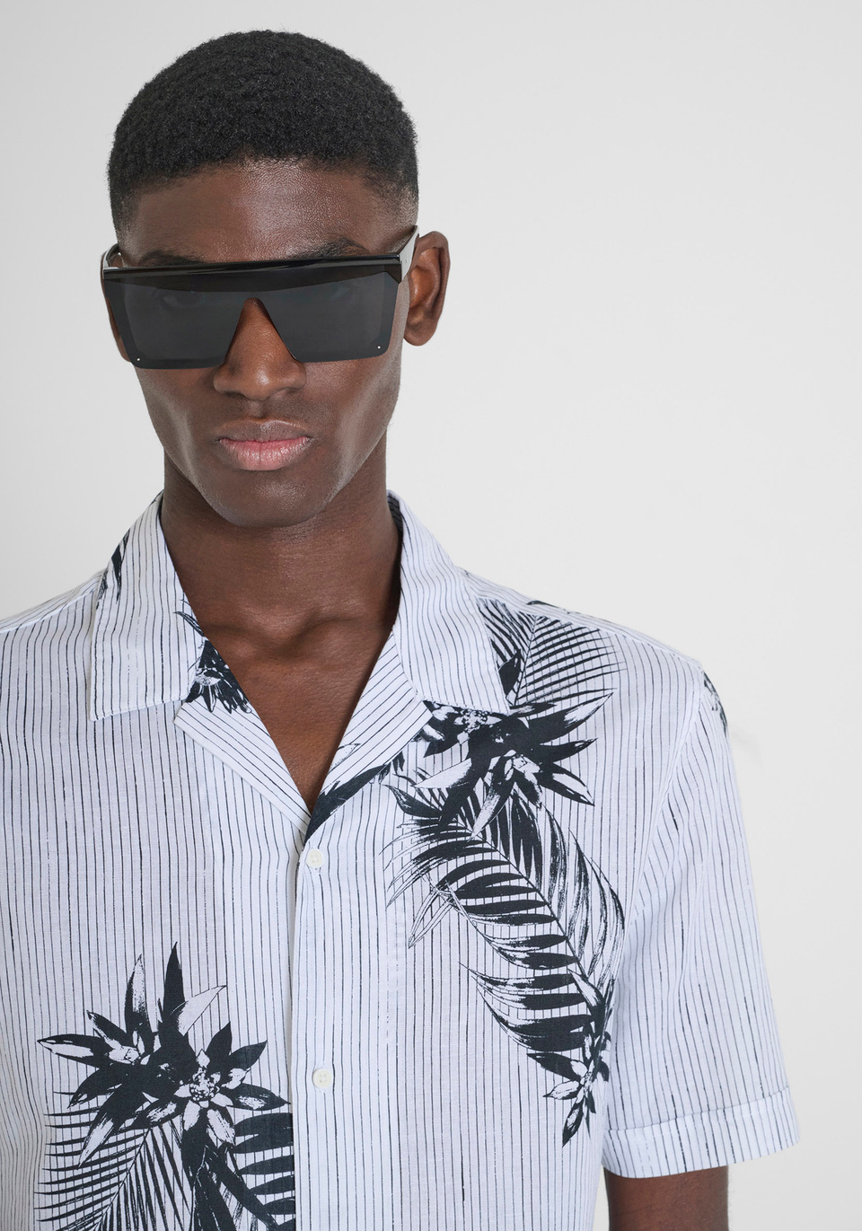 SHIRT REGULAR STRAIGHT FIT "HONOLULU" IN PRINTED COTTON LINEN BLEND WITH LOGOED METAL BADGE - Antony Morato Online Shop
