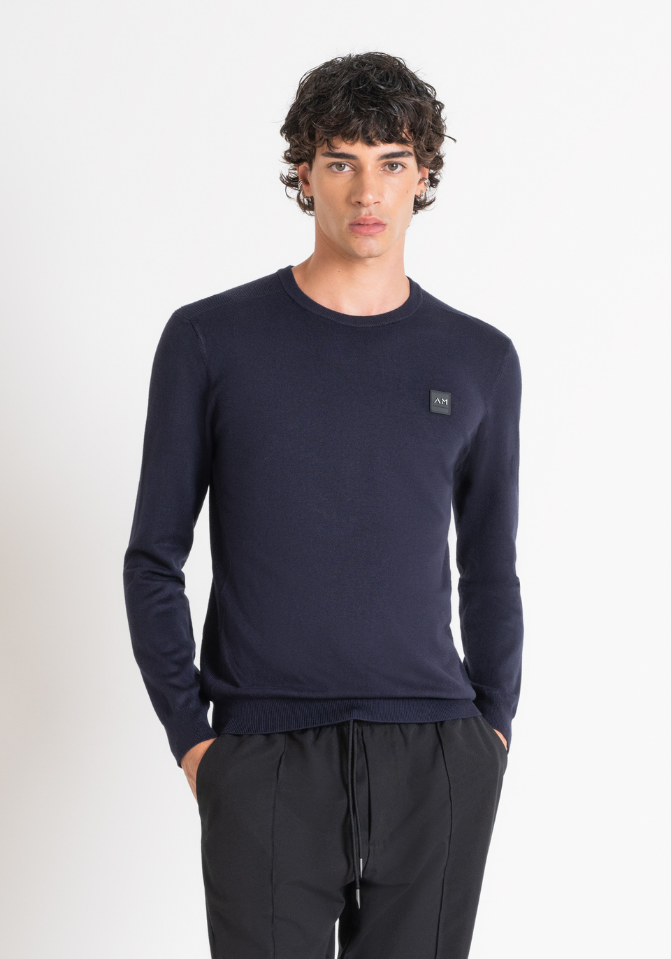 pull slim fit en viscose melangee avec logo en caoutchouc