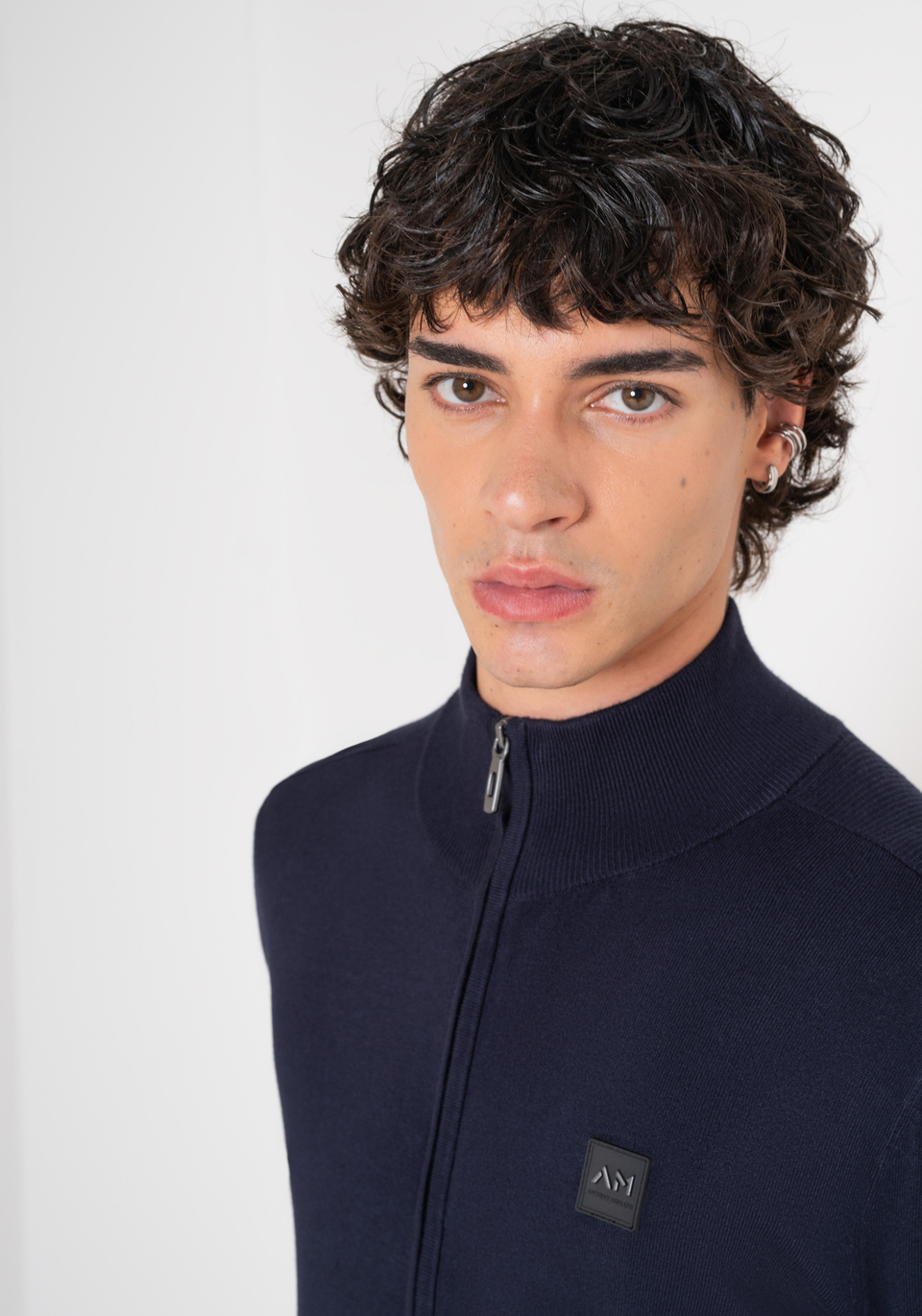 PULLOVER MIT REISSVERSCHLUSS SLIM FIT AUS VISKOSE-MISCHGEWEBE MIT GUMMIERTEM LOGO - Antony Morato Online Shop