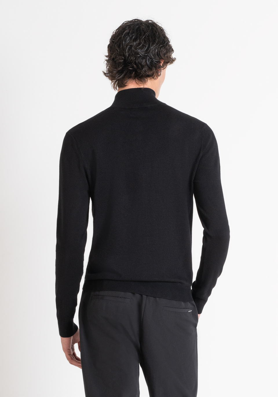 MAGLIA SLIM FIT IN MISTO VISCOSA CON PATCH LOGATA E ZIP - Antony Morato Online Shop