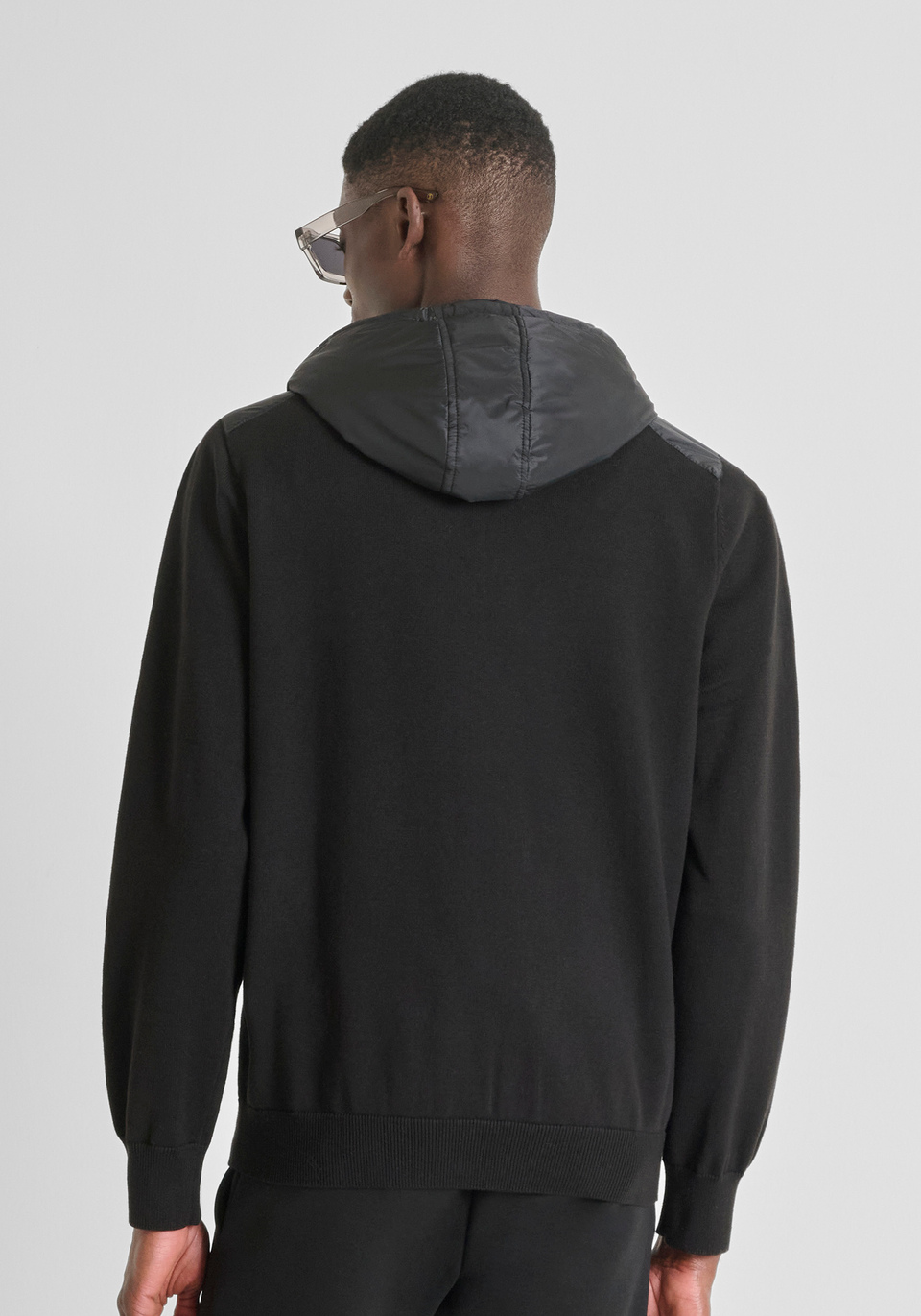 SWEATSHIRT MIT KAPUZE UND KONTRASTEINSÄTZEN IN NORMALER PASSFORM - Antony Morato Online Shop