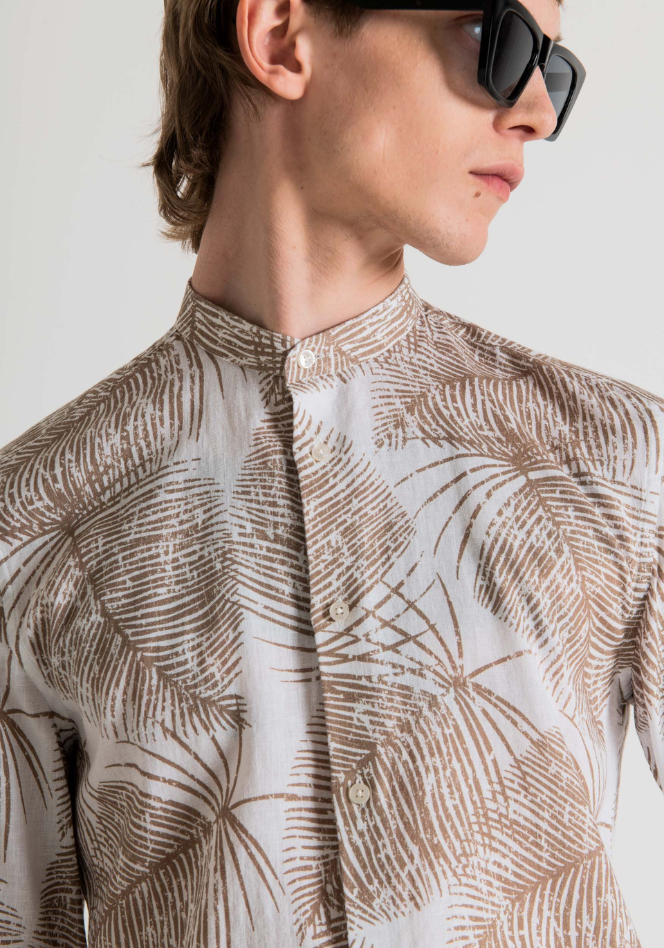 CAMICIA SLIM FIT IN MISTO LINO CON COLLO ALLA COREANA E MACROFANTASIA ALL OVER - Antony Morato Online Shop