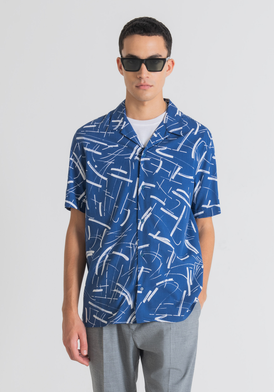 STRAIGHT-FIT SHORT-SLEEVED SHIRT WITH ALL-OVER PRINT - Antony Morato Online Shop