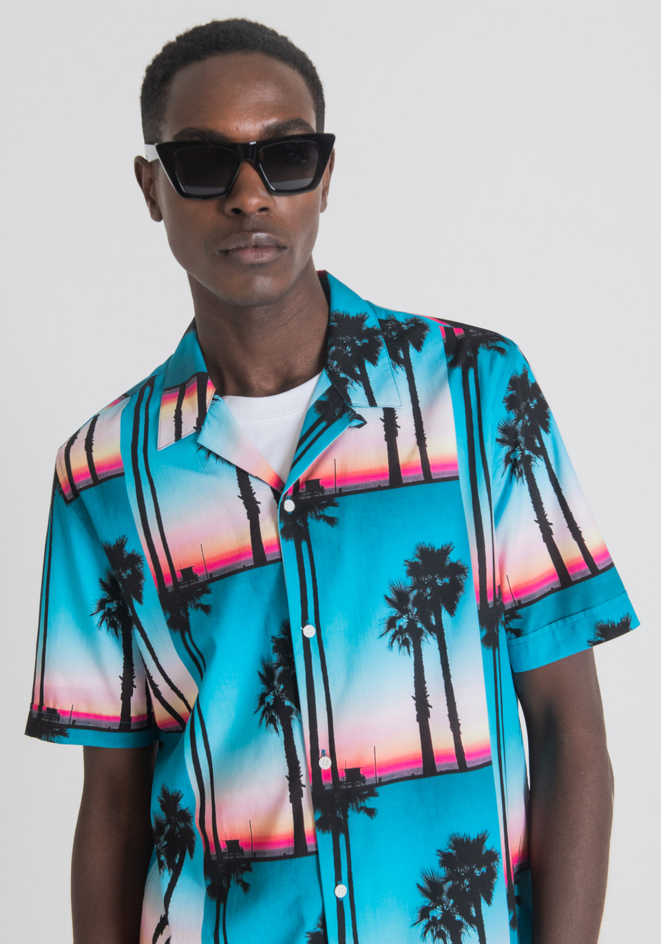 STRAIGHT-FIT SHORT-SLEEVED SHIRT IN COTTON BLEND WITH ALL-OVER PALM PRINT - Antony Morato Online Shop