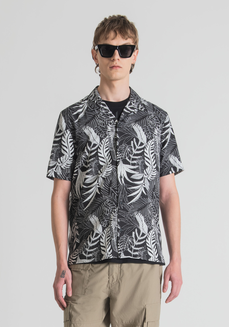 STRAIGHT-FIT SHORT-SLEEVED SHIRT IN COTTON BLEND WITH ALL-OVER TROPICAL PRINT - Antony Morato Online Shop