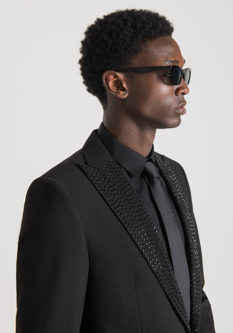 "VIVIENNE" SLIM FIT JACKET IN STRETCH VISCOSE BLEND FABRIC WITH MICRO APPLICATIONS ON THE LAPELS - Antony Morato Online Shop