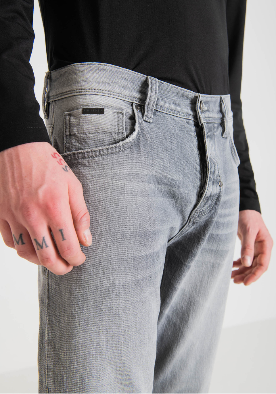 "CLEVE" STRAIGHT LEG SLIM FIT JEANS IN LIGHT WASH GREY DENIM - Antony Morato Online Shop