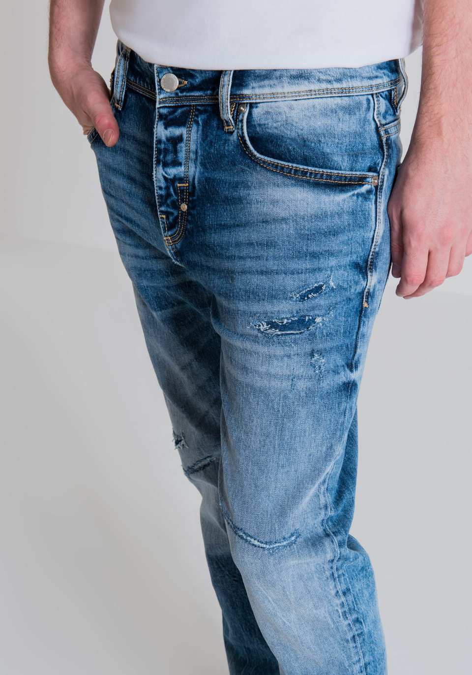 "ARGON" SLIM FIT ANKLE JEANS IN COMFORT DENIM WITH MEDIUM WASH AND ABRASIONS - Antony Morato Online Shop