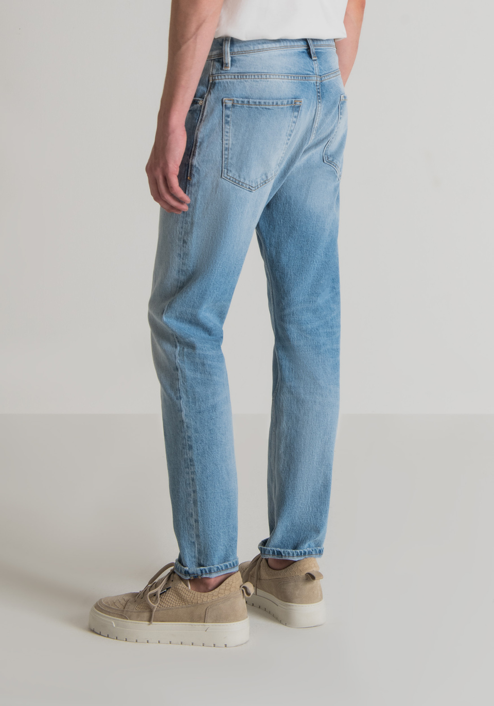 "CLEVE" STRAIGHT LEG SLIM FIT JEANS IN COMFORT DENIM WITH LIGHT WASH - Antony Morato Online Shop