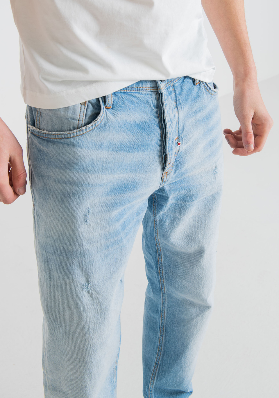 "CLEVE" SLIM-FIT JEANS IN BLEACHED-EFFECT STRETCH DENIM - Antony Morato Online Shop