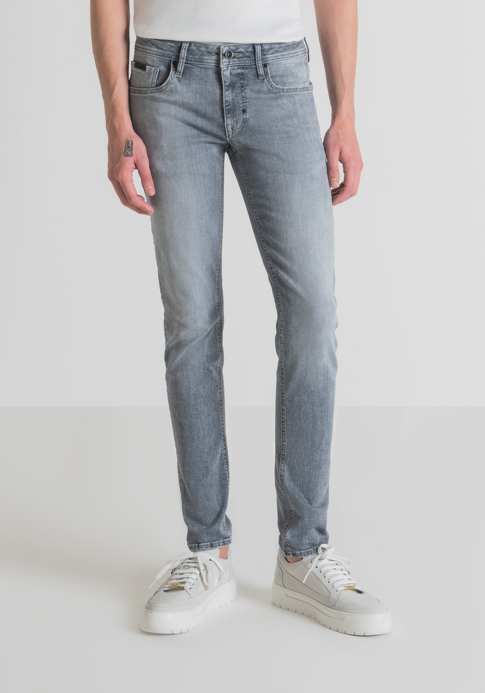 "OZZY" TAPERED FIT JEANS IN STRETCH DENIM WITH GREY WASH - Antony Morato Online Shop