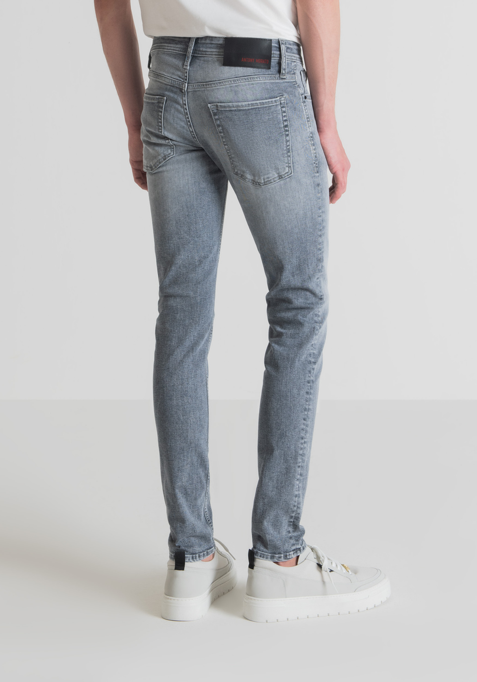 "OZZY" TAPERED FIT JEANS IN STRETCH DENIM WITH GREY WASH - Antony Morato Online Shop