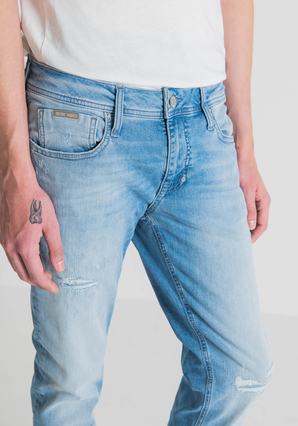 "OZZY" TAPERED FIT JEANS IN STRETCH DENIM WITH MEDIUM WASH - Antony Morato Online Shop