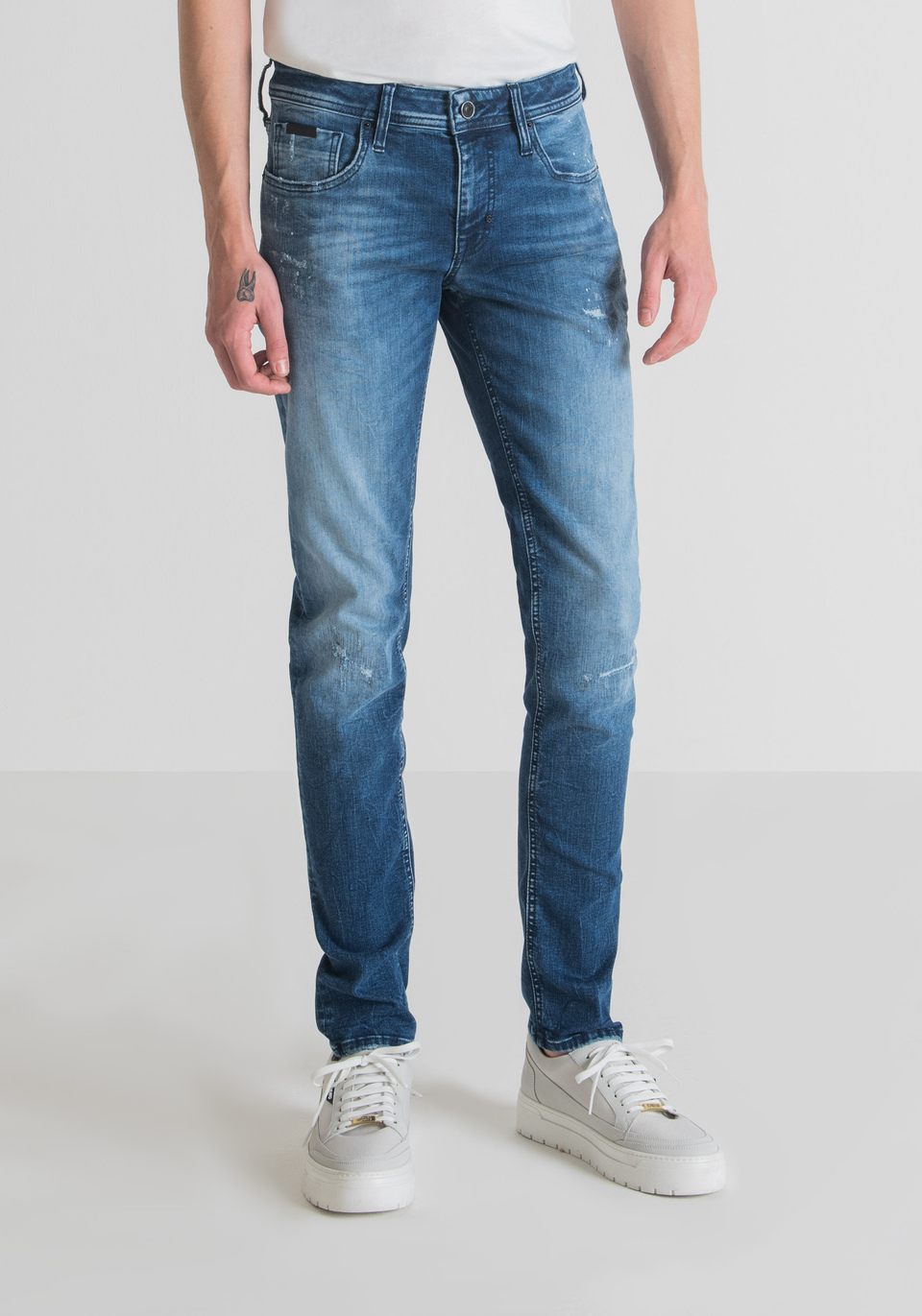 "OZZY" TAPERED FIT JEANS IN STRETCH DENIM WITH MEDIUM ROYAL BLUE WASH - Antony Morato Online Shop