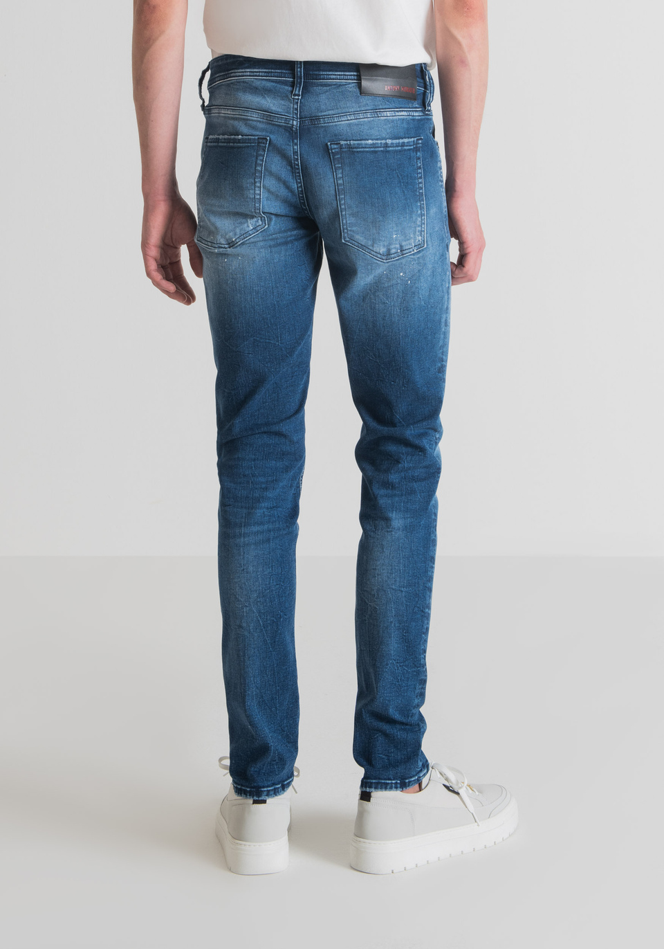"OZZY" TAPERED FIT JEANS IN STRETCH DENIM WITH MEDIUM ROYAL BLUE WASH - Antony Morato Online Shop
