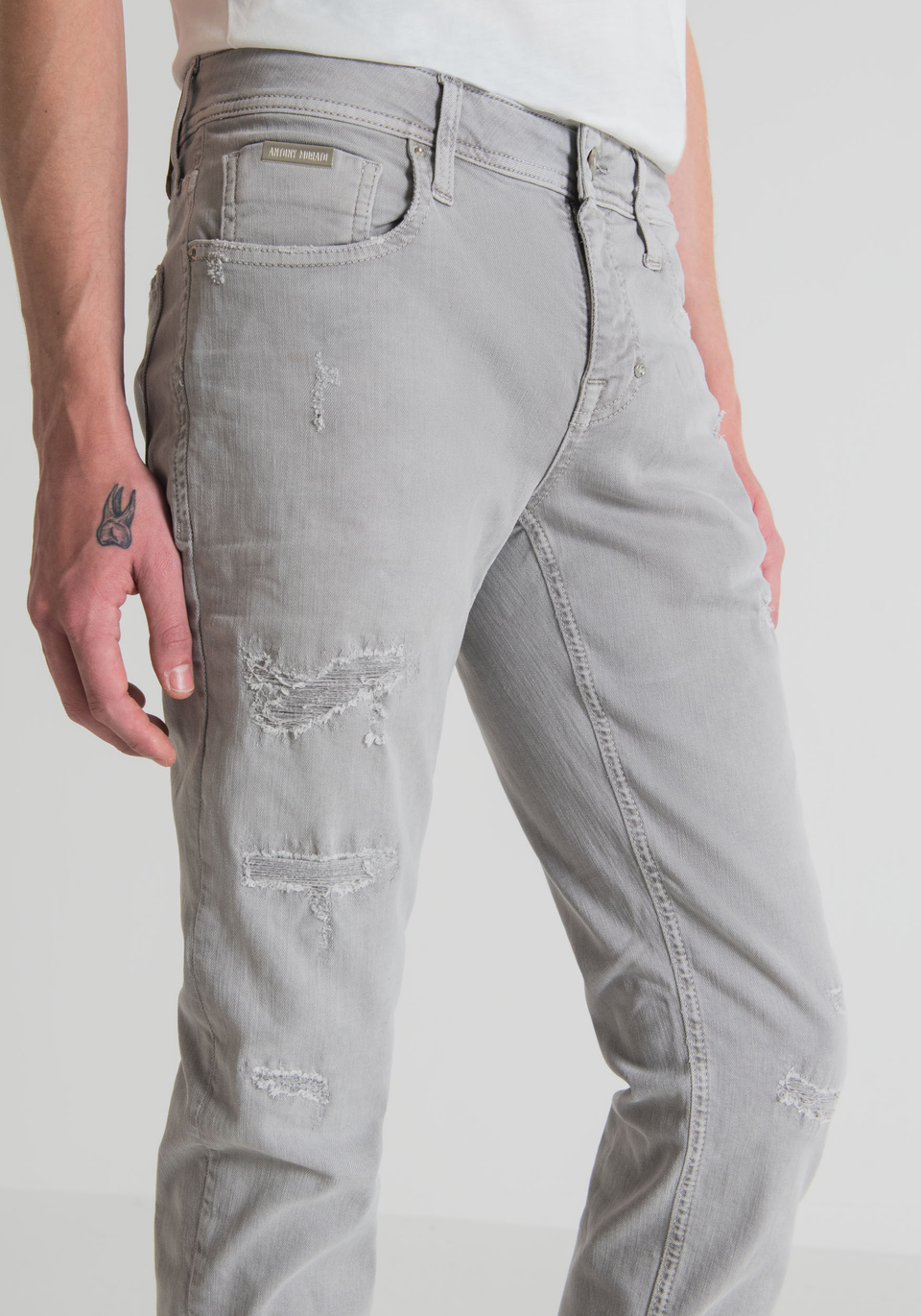 "OZZY" TAPERED FIT JEANS IN STRETCH DENIM WITH STONE WASH AND ABRASIONS - Antony Morato Online Shop