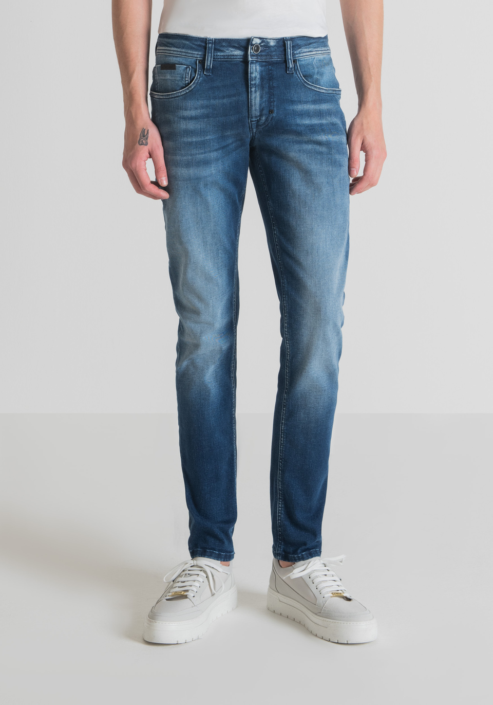 "OZZY" TAPERED FIT JEANS IN POWER STRETCH DENIM BLEND WITH ROYAL BLUE WASH - Antony Morato Online Shop