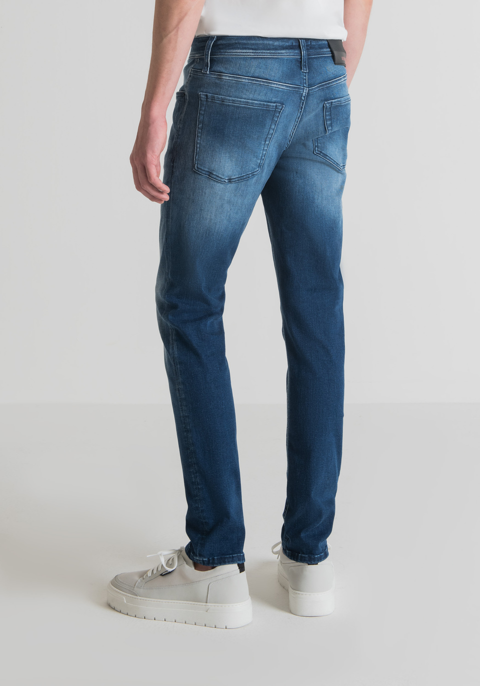 "OZZY" TAPERED FIT JEANS IN POWER STRETCH DENIM BLEND WITH ROYAL BLUE WASH - Antony Morato Online Shop