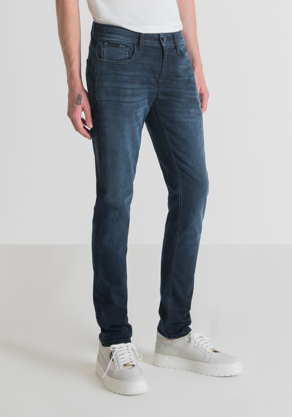 "OZZY" TAPERED FIT JEANS IN POWER STRETCH DENIM BLEND WITH DARK BLUE WASH - Antony Morato Online Shop