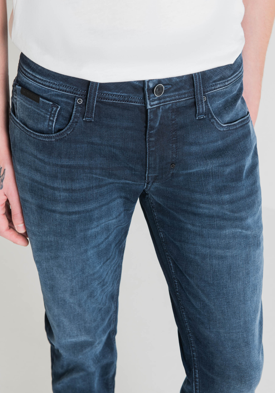 "OZZY" TAPERED FIT JEANS IN POWER STRETCH DENIM BLEND WITH DARK BLUE WASH - Antony Morato Online Shop