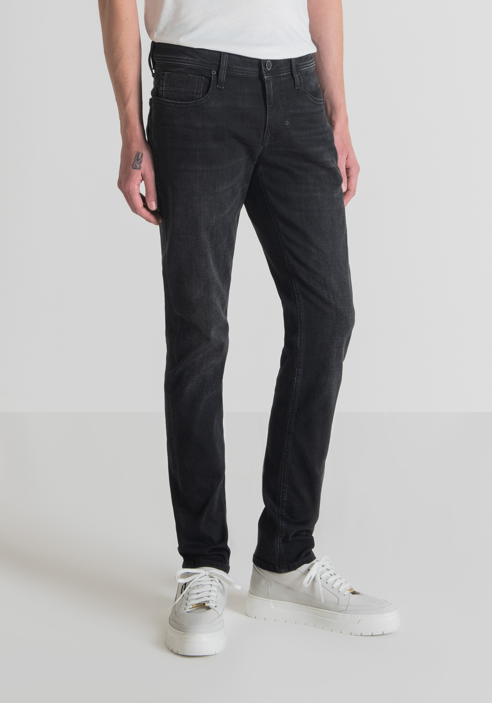 "OZZY" TAPERED FIT JEANS IN POWER STRETCH DENIM BLEND WITH BLACK WASH - Antony Morato Online Shop