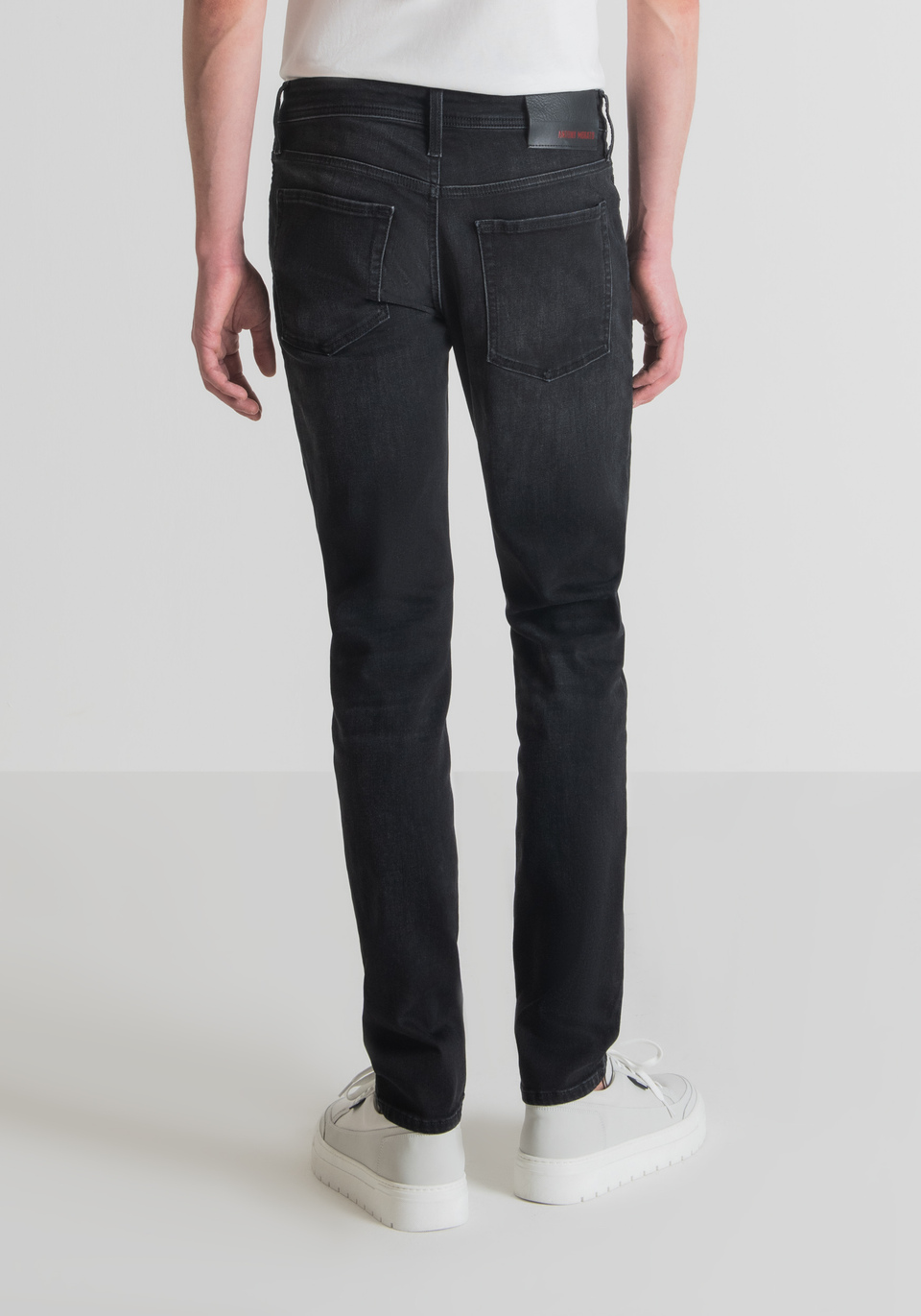 "OZZY" TAPERED FIT JEANS IN POWER STRETCH DENIM BLEND WITH BLACK WASH - Antony Morato Online Shop
