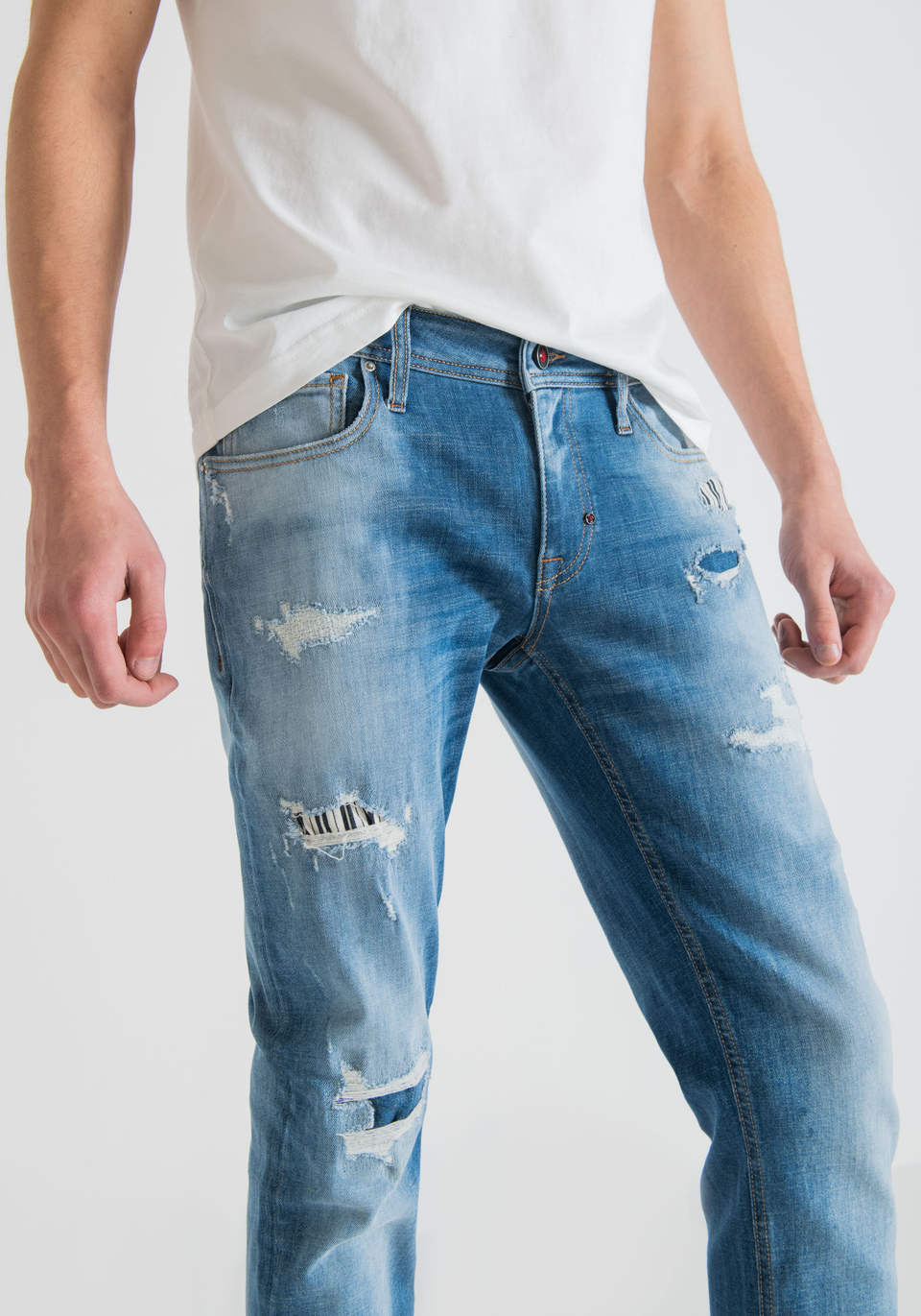 "OZZY" TAPERED-FIT JEANS IN WORN-EFFECT STRETCH DENIM - Antony Morato Online Shop