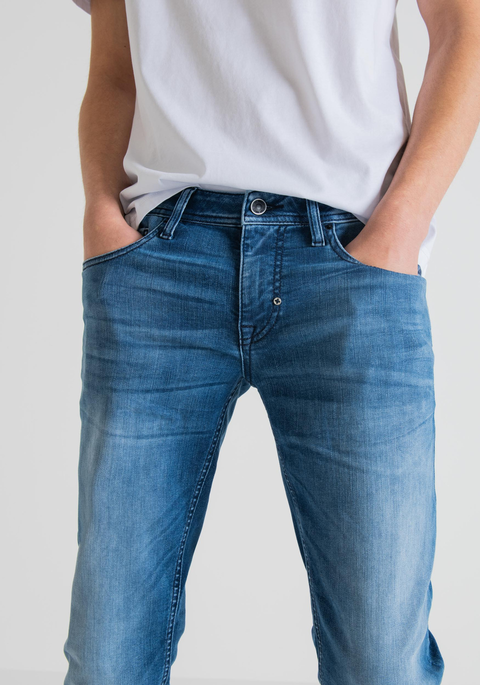 “OZZY” TAPERED-FIT MID-TONE STRETCH-DENIM JEANS - Antony Morato Online Shop