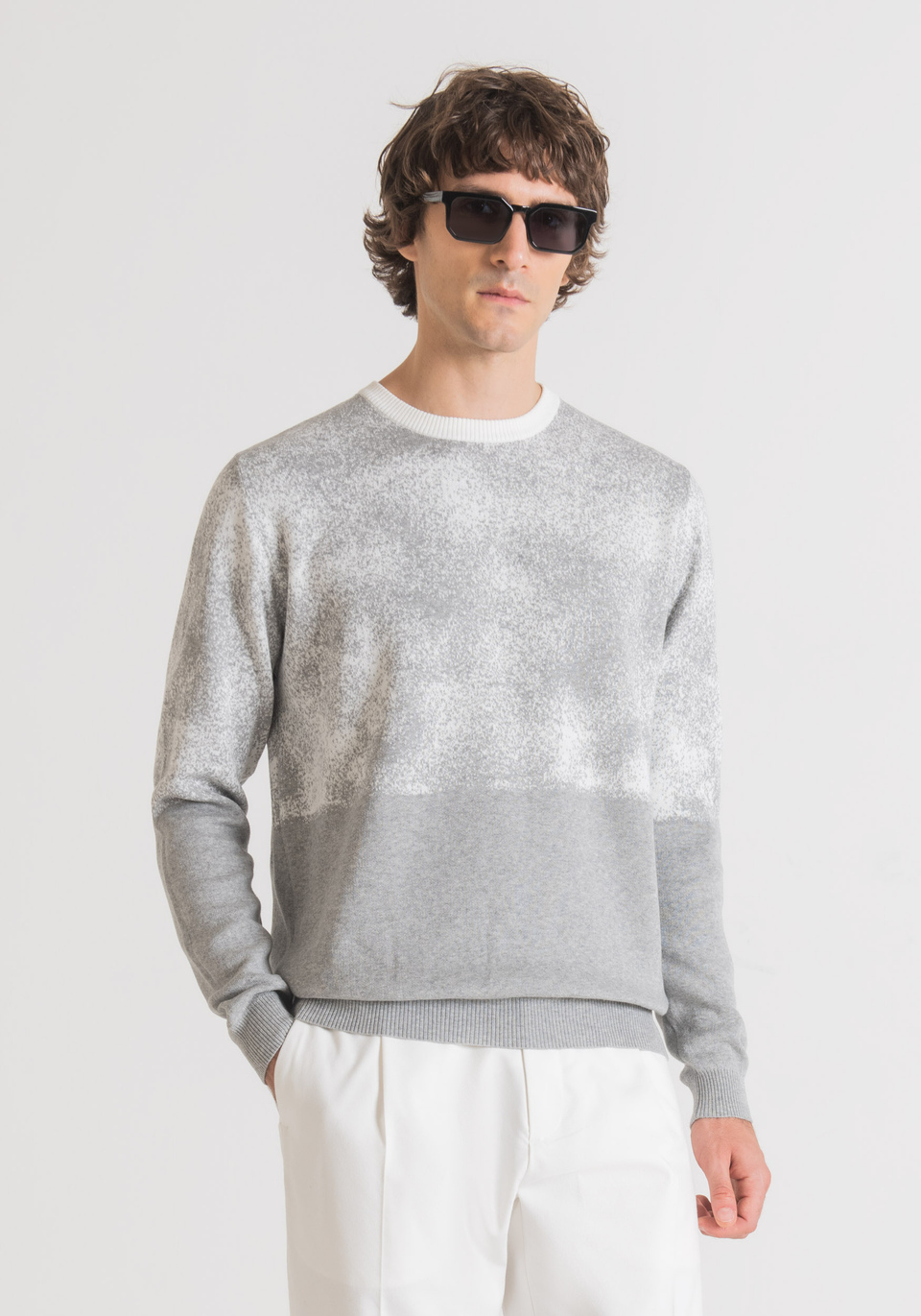 Jersey regular fit de algodón con cuello redondo en gris